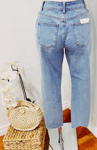 Load image into Gallery viewer, Ellie Mom Jeans
